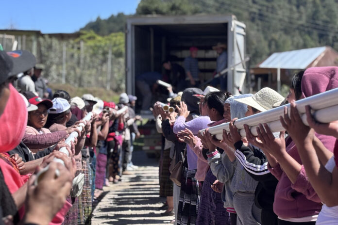 Fotografía sin fecha de toma cedida por Guatemaltecos por la Nutrición que muestra personas recibiendo materiales para proyectos de agua potable y saneamiento ambiental en Huehuetenango (Guatemala). EFE/ Guatemaltecos por la Nutrición
