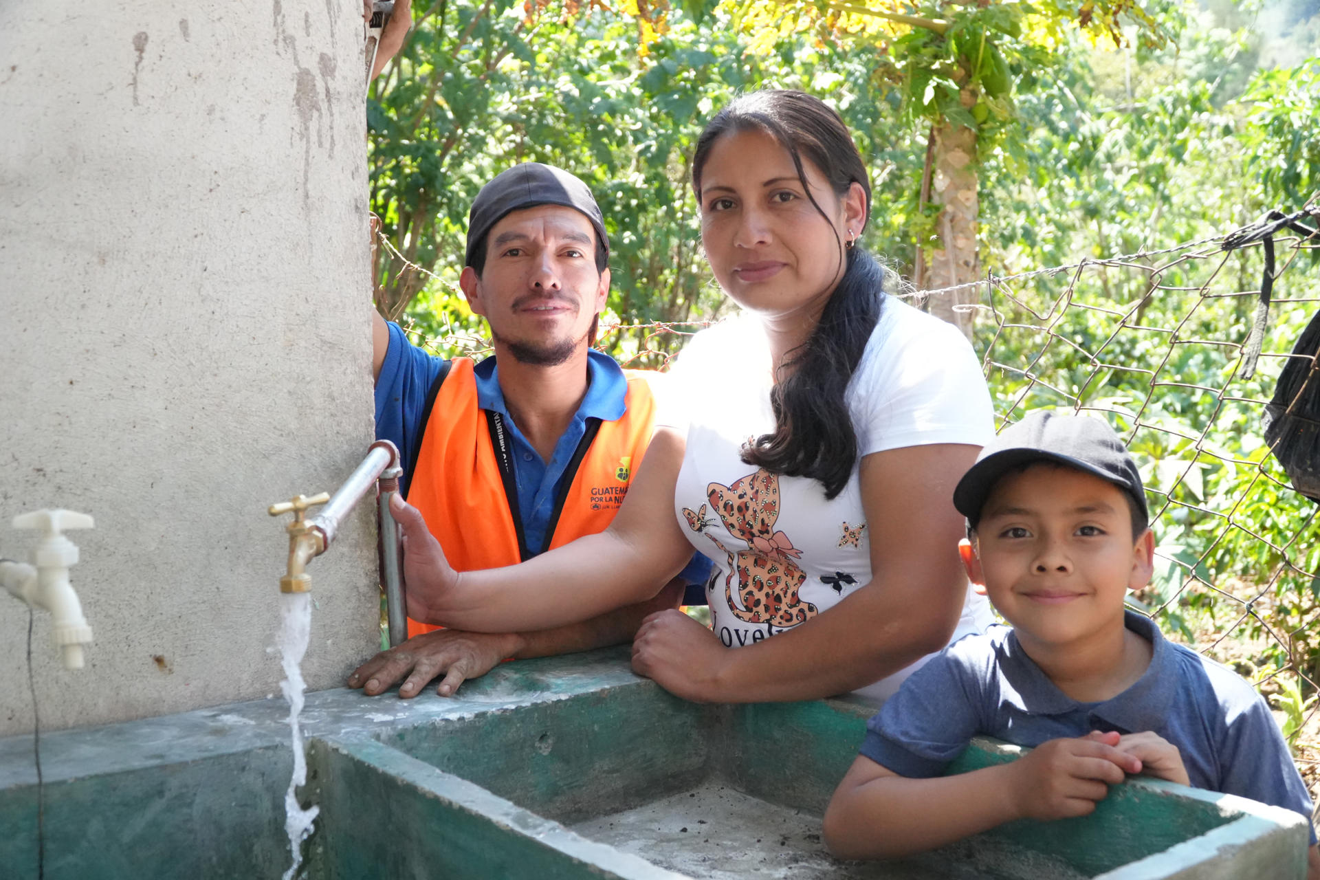 Fotografía sin fecha de toma cedida por Guatemaltecos por la Nutrición que muestra personas posando junto a un grifo abierto con agua en Huehuetenango (Guatemala). EFE/ Guatemaltecos por la Nutrición
