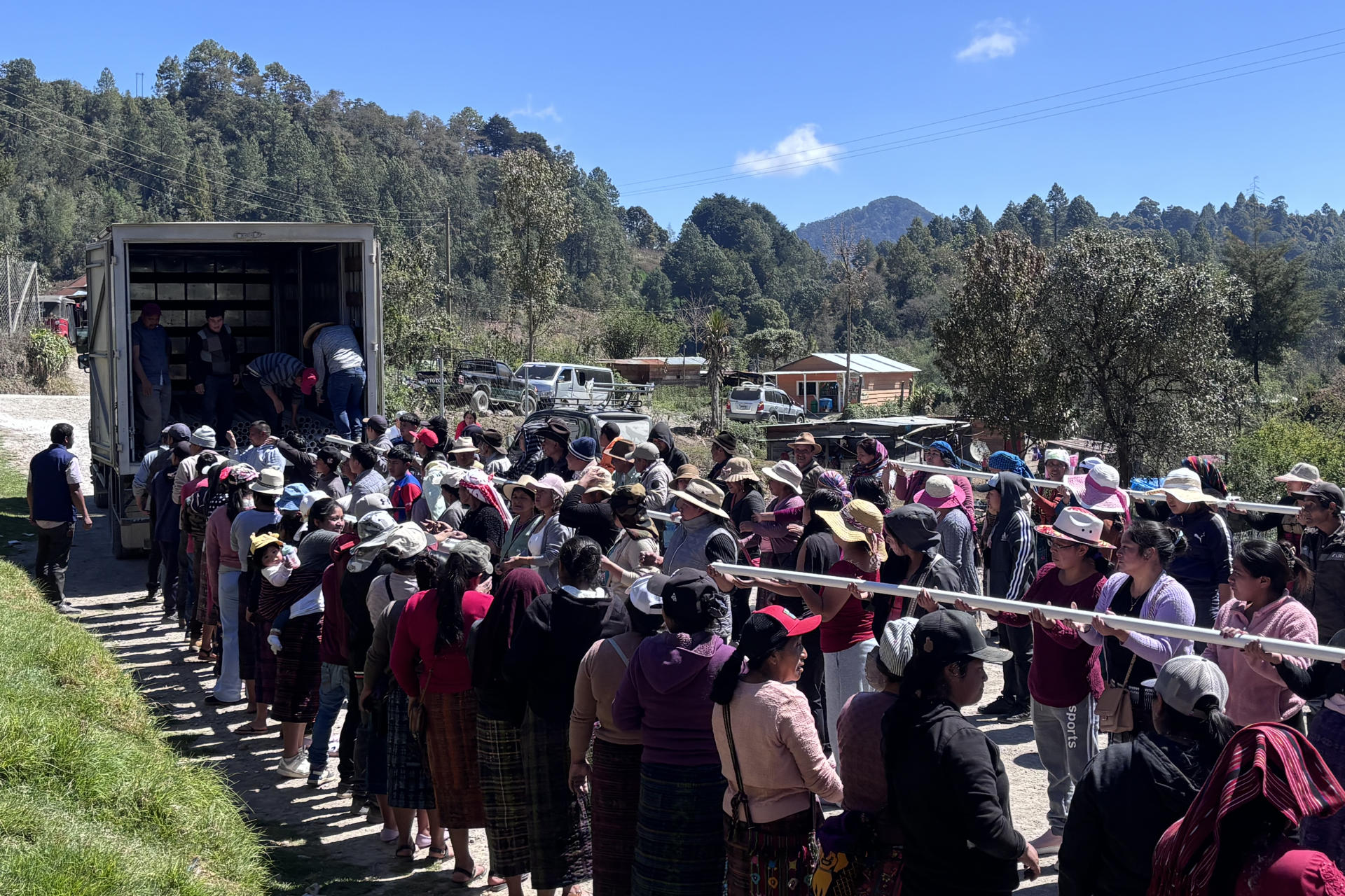 Fotografía sin fecha de toma cedida por Guatemaltecos por la Nutrición que muestra personas recibiendo materiales para proyectos de agua potable y saneamiento ambiental en Huehuetenango (Guatemala). EFE/ Guatemaltecos por la Nutrición

