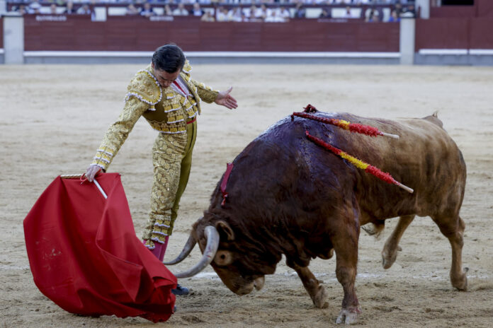 - El diestro Juan Ortega da un pase al segundo toro de su lote, durante la corrida de la Feria de San Isidro celebrada este jueves en la plaza de toros de Las Ventas, en Madrid. EFE/Juanjo Martín
