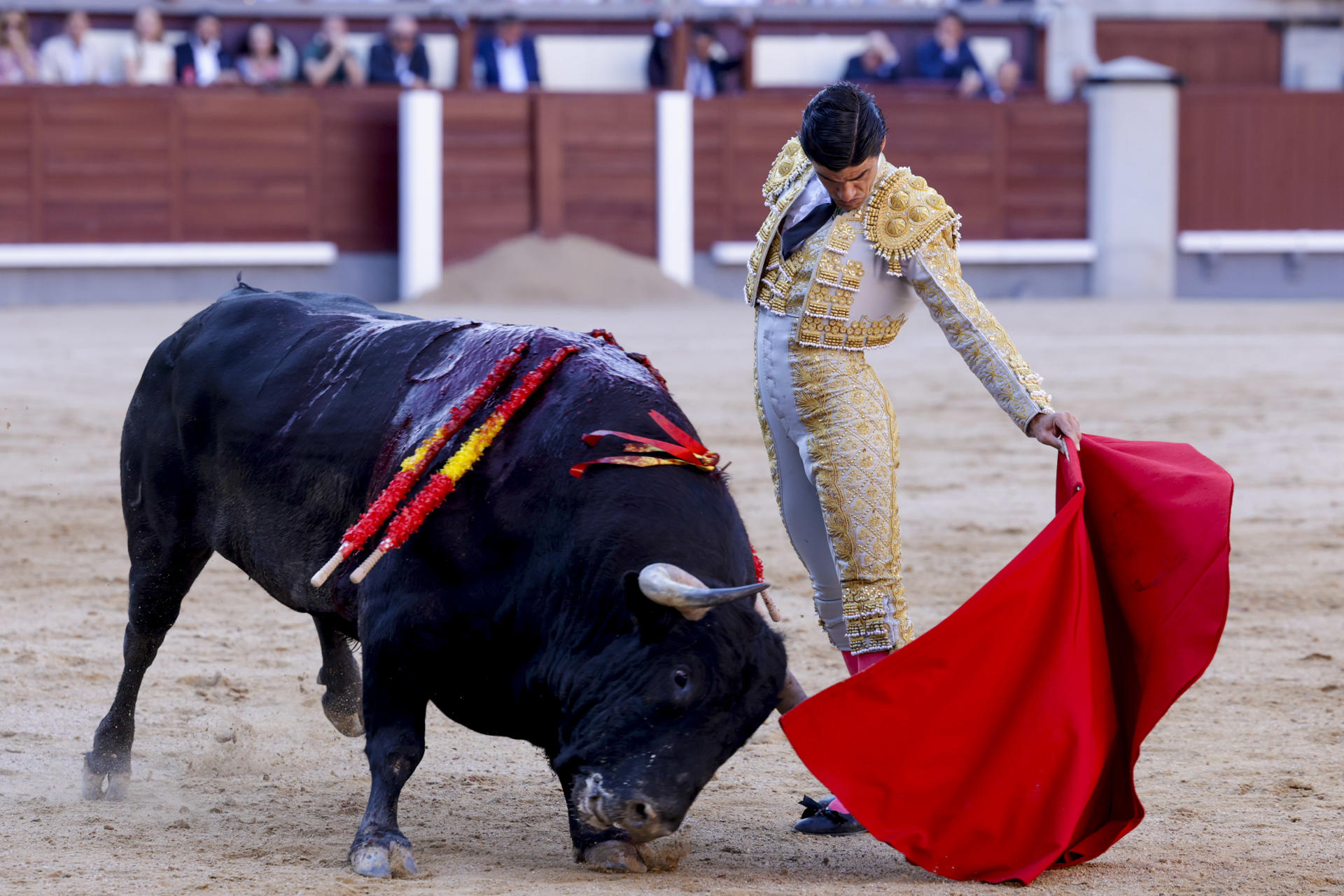 - El diestro Pablo Aguado da un pase con la muleta al primer toro de su lote, durante la corrida de la Feria de San Isidro celebrada este jueves en la plaza de toros de Las Ventas, en Madrid. EFE/Juanjo Martín

