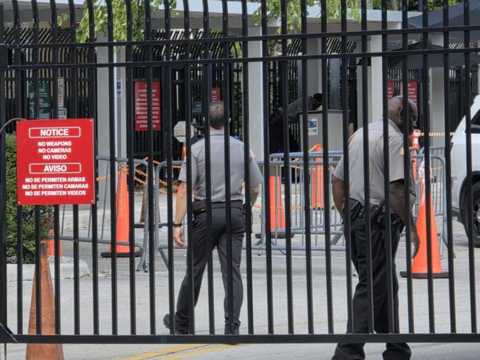Unos agentes del Servicio de Inmigración y Control de Aduanas (ICE) guardan las puertas del centro migratorio en Miramar, en el condado Broward, al norte de Miami, Florida. EFE/Alberto Boal
