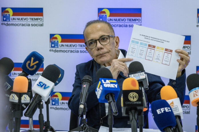 El exgobernador venezolano Manuel Rosales habla durante una rueda de prensa en Maracaibo (Venezuela). EFE/ Henry Chirinos
