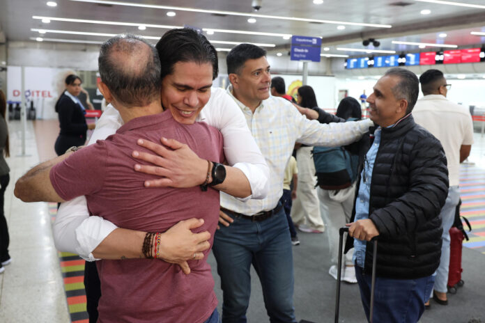 El opositor y exdiputado regional, Lester Toledo (2-i), se abraza con Roberto Enríquez (i), del partido político COPEI, a su llegada a Venezuela este jueves, tras 10 años de 