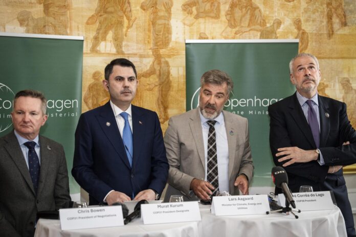 (De izquierda a derecha) El ministro australiano de Cambio Climático y Energía, Chris Bowen, el ministro turco de Medio Ambiente y Urbanismo y presidente designado de la COP31, Murat Kurum, el ministro danés de Clima, Energía y Servicios Públicos, Lars Aagaard, y el presidente de la COP30, Andre Correa do Lago, ofrecen una rueda de prensa en relación con la Reunión Ministerial sobre el Clima de Copenhague en Copenhague, Dinamarca, el 21 de mayo de 2026. EFE/EPA/Sebastian Elias Uth

