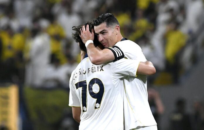 Cristiano Ronaldo (derecha), del Al-Nassr, celebra con su compañero João Félix tras marcar un gol durante el partido de la Liga Profesional Saudí entre el Al-Nassr y el Damac Club, disputado en Riad. EFE/EPA/STRINGER
