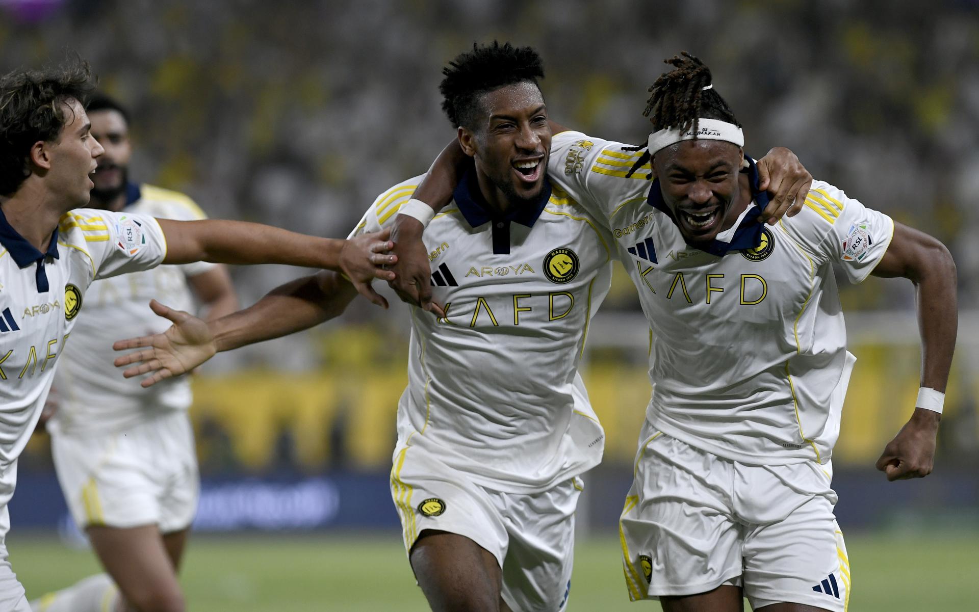 Kingsley Coman (C), del Al Nassr, celebra con sus compañeros tras marcar el segundo gol de su equipo en el partido de la Liga Profesional Saudí entre el Al-Nassr y el Damac Club, disputado en Riad. EFE/EPA/STRINGER
