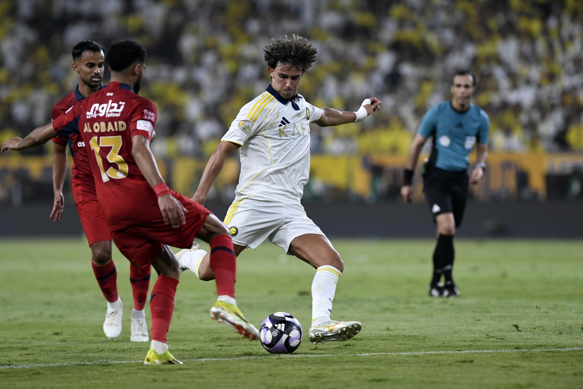 Joao Félix, del Al-Nassr, en acción durante el partido de la Liga Profesional Saudí entre el Al-Nassr y el Damac Club, disputado en Riad. EFE/EPA/STRINGER
