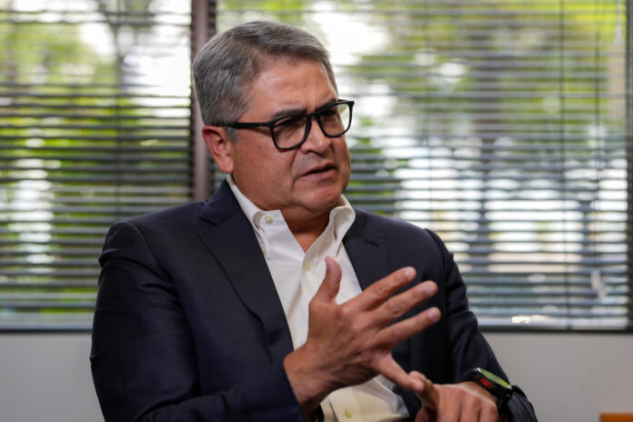 El expresidente de Honduras (2014-2022), Juan Orlando Hernández, habla en una entrevista con EFE este jueves en Miami, Florida (Estados Unidos). EFE/ Alberto Boal
