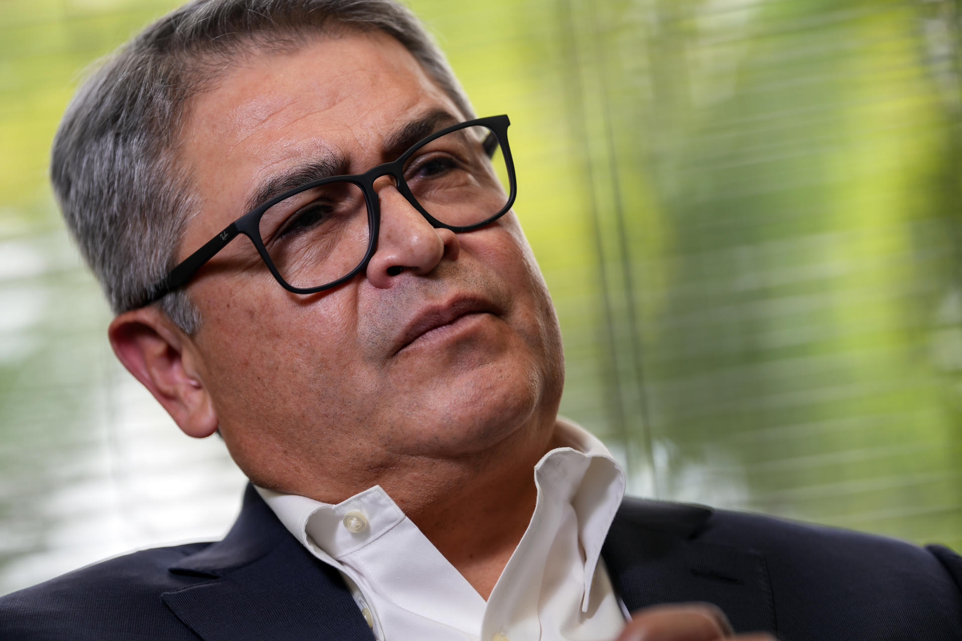 El expresidente de Honduras (2014-2022), Juan Orlando Hernández, habla en una entrevista con EFE este jueves en Miami, Florida (Estados Unidos). EFE/ Alberto Boal
