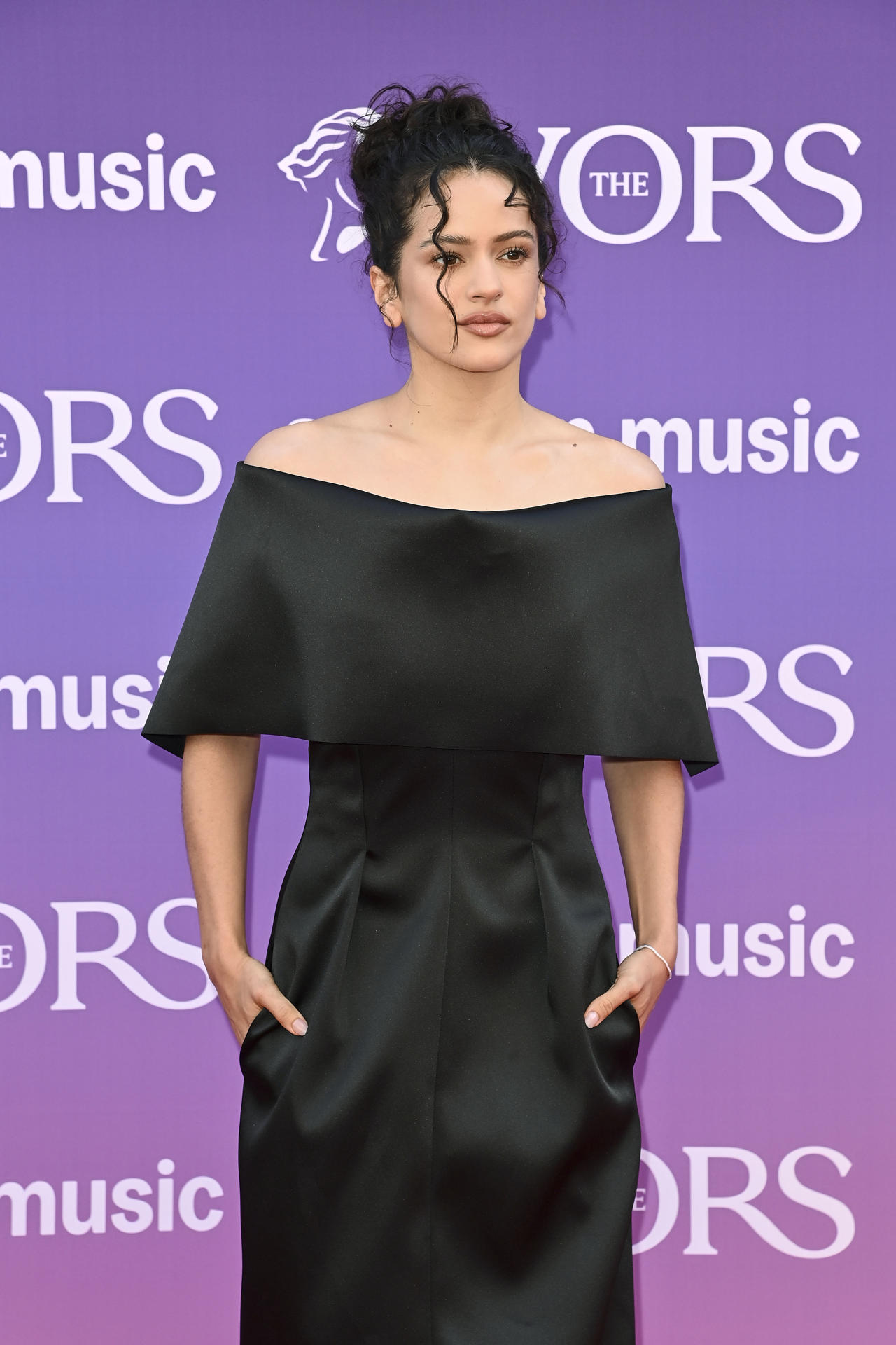 La artista española Rosalía a su llegada a los premios Ivors, uno de los más prestigiosos del gremio de compositores a nivel global, donde será reconocida como Compositora Internacional del Año en una ceremonia celebrada en Londres. EFE/ Dave Benett / The Ivors With Amazon Music
