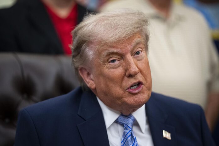 El Presidente de Estados Unidos, Donald Trump, fue captado este 21 de mayo, en el Despacho Oval de la Casa Blanca, en Washington DC (EE.UU.). EFE/Al Drago/Pool
