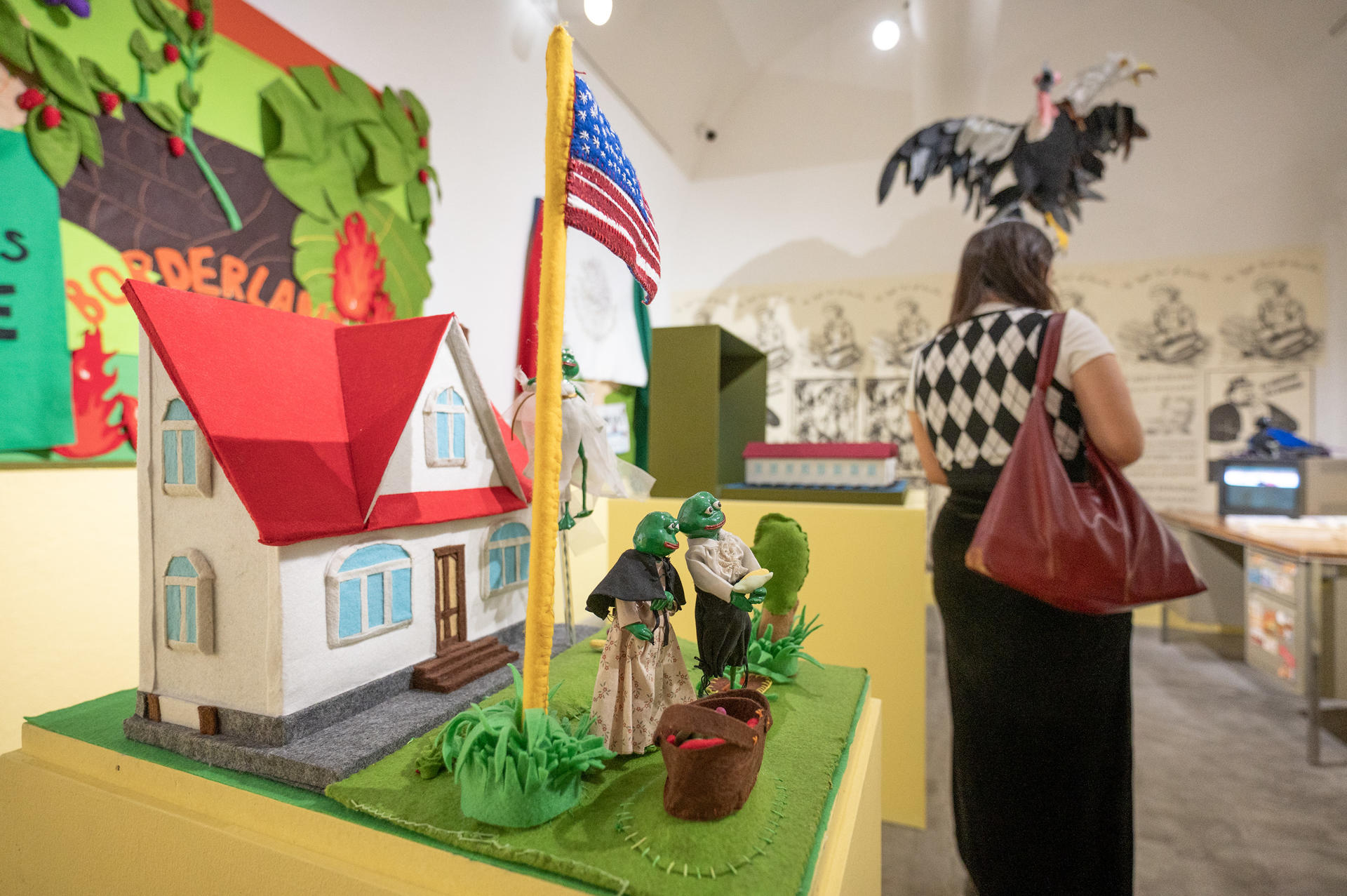 Una mujer observa obras de la artista mexicana Wendy Cabrera en la muestra 'Los cuervos vuelan hacia el norte' este jueves, en el Museo de Arte Contemporáneo (Marco) en Monterrey (México). EFE/Miguel Sierra
