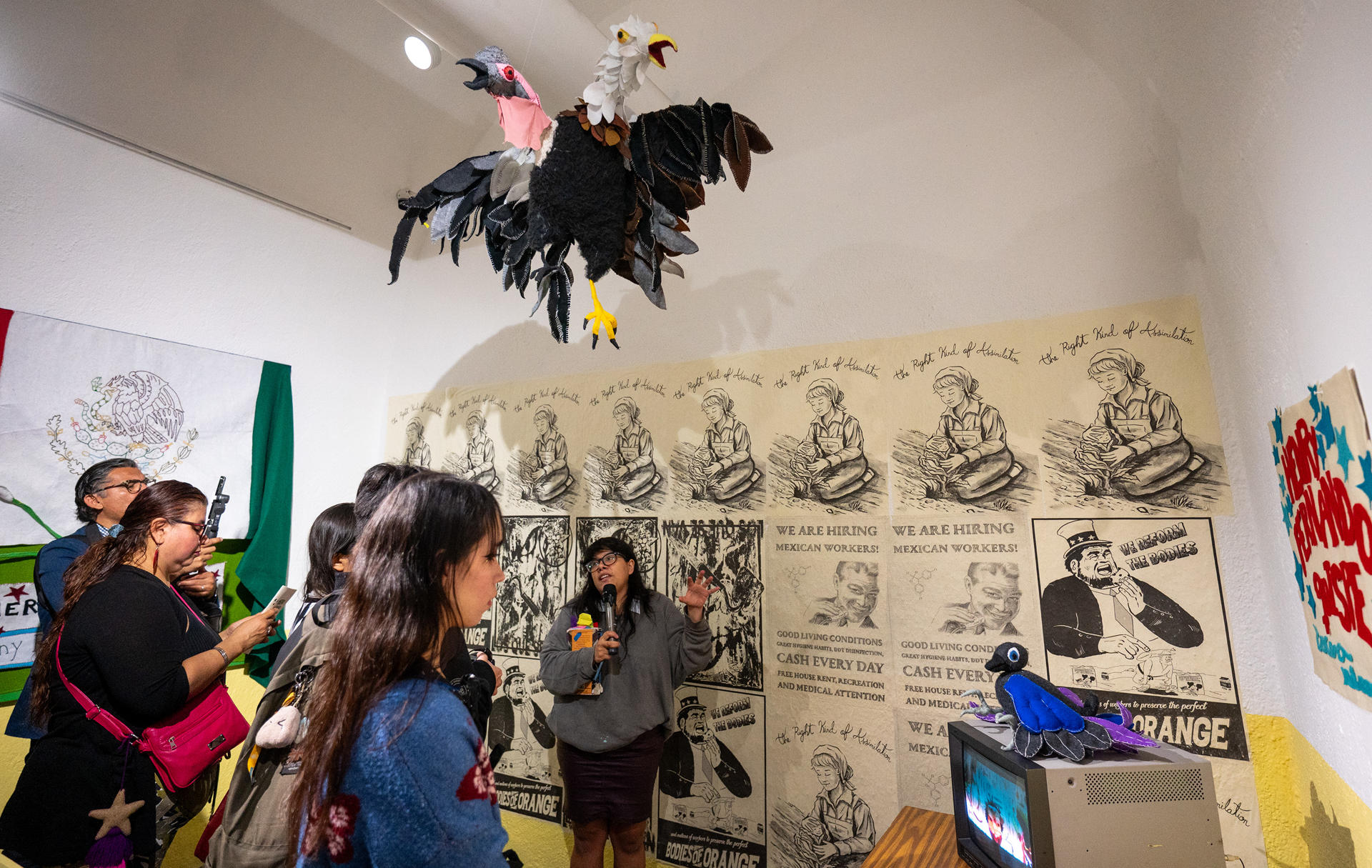 La artista mexicana Wendy Cabrera (c) habla durante la muestra 'Los cuervos vuelan hacia el norte' este jueves, en el Museo de Arte Contemporáneo (Marco) en Monterrey (México). EFE/Miguel Sierra
