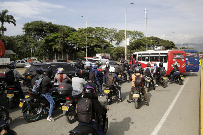 Fotografía que muestra congestión vehicular este jueves, en Cali (Colombia). EFE/ Ernesto Guzmán
