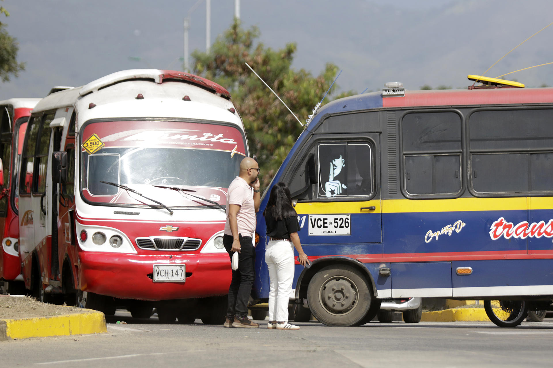 Buses de transporte público bloquean una vía este jueves, en Cali (Colombia). EFE/ Ernesto Guzmán
