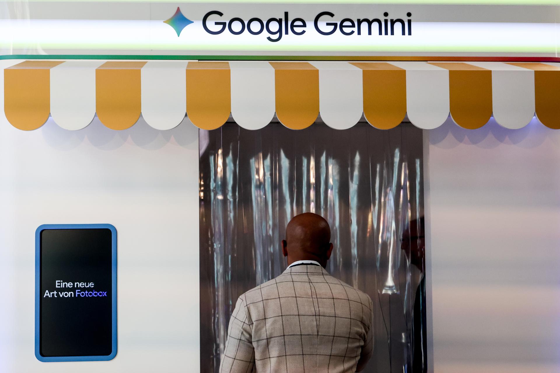 Fotografía de archivo del 5 de marzo de 2026 que muestra un hombre entrando a una cabina fotográfica durante la inauguración del Centro de IA de Google en Berlín (Alemania). EFE Filip Singer