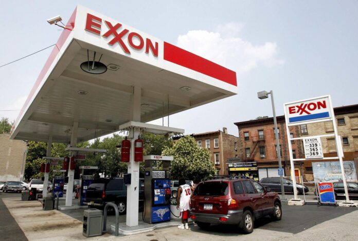 Usuarios llenan los depósitos de gasolina en una estación de servicio de Brooklyn, Nueva York. Imagen de archivo. EFE/Justin Lane
