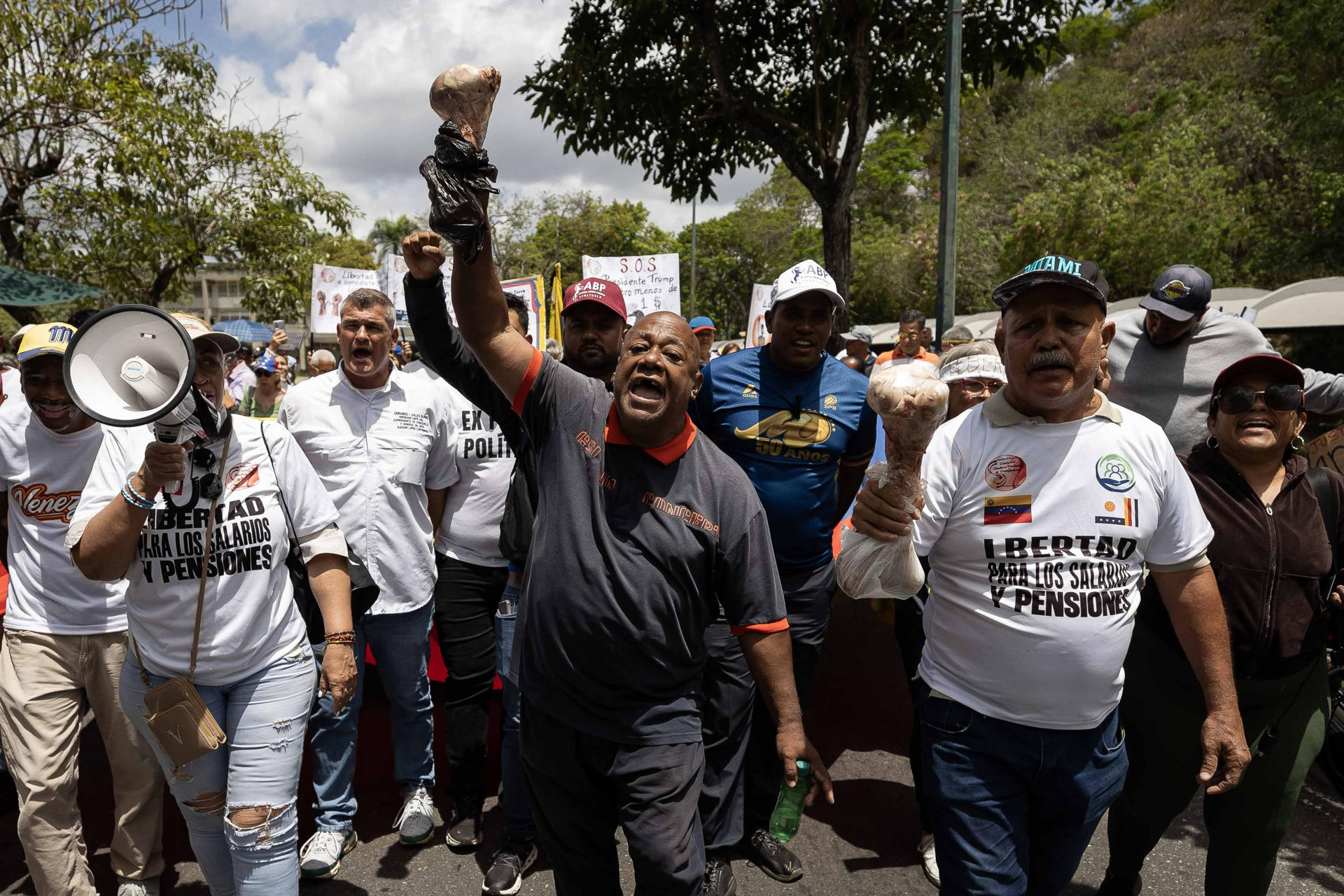 Personas se manifiestan para reclamar que se convoque a unas elecciones libres en el país, este jueves, en Caracas (Venezuela). EFE/ Ronald Peña R
