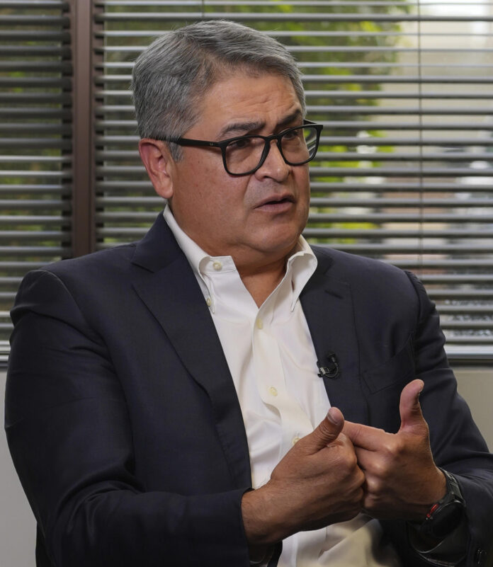 El expresidente de Honduras (2014-2022), Juan Orlando Hernández, habla en una entrevista con EFE este jueves, en Miami (Estados Unidos). EFE/ Alberto Boal
