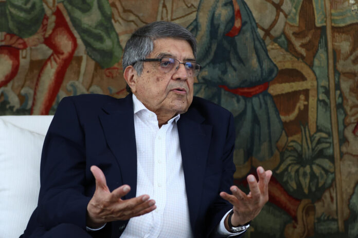 El escritor nicaragüense Sergio Ramírez fue captado, este 21 de mayo, durante una entrevista con EFE, en Ciudad de Panamá (Panamá). EFE/Carlos Lemos
