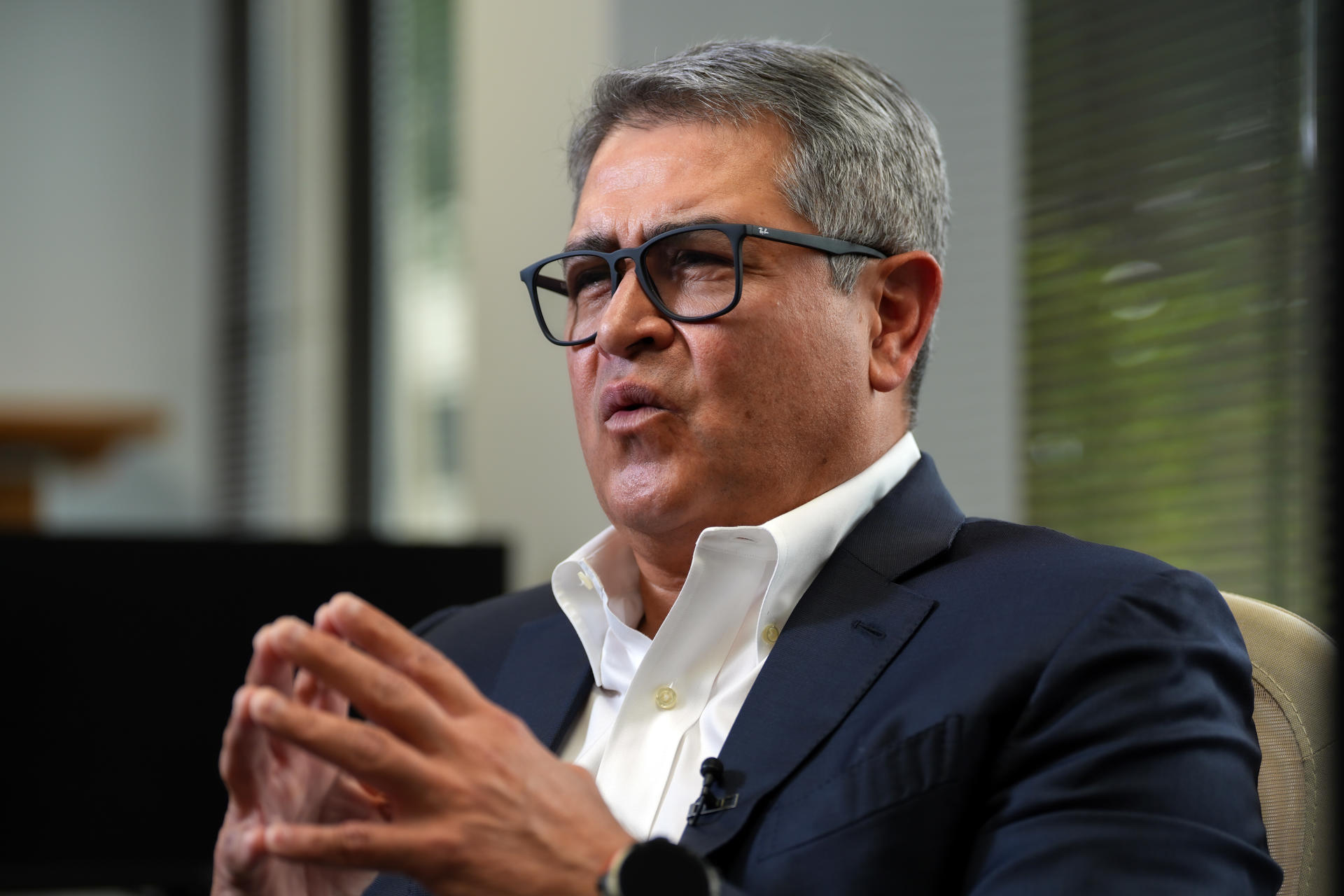 El expresidente de Honduras (2014-2022), Juan Orlando Hernández, habla en una entrevista con EFE este jueves, en Miami (Estados Unidos). EFE/ Alberto Boal
