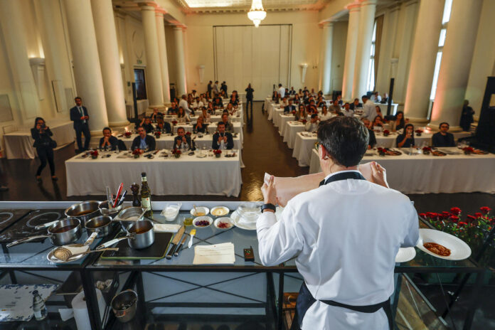 El chef español Francis Paniego, jefe de cocina de El portal de Echaurren, habla durante su conferencia en el evento 'Spain Fusion: The Premium Experience' este jueves, en Río de Janeiro (Brasil). EFE/ Antonio Lacerda
