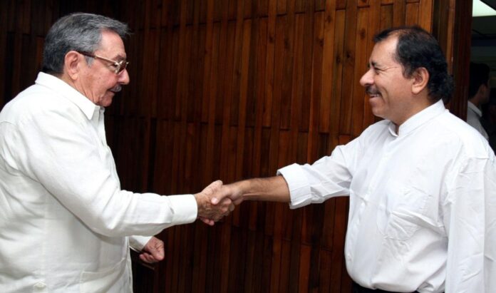 Fotografía de archivo, tomada en junio de 2007, en la que se captó al entonces presidente en funciones de Cuba, Raúl Castro (i), en La Habana (Cuba). EFE/César Pérez
