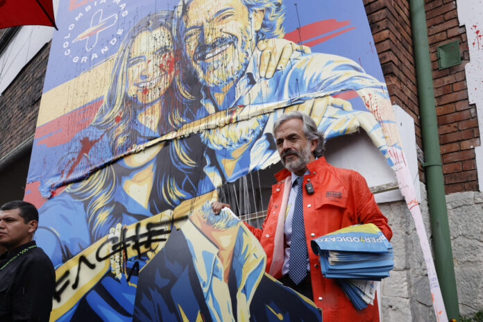 El candidato a la vicepresidencia, Juan Daniel Oviedo, inspecciona la sede de la campaña vandalizada en Bogotá (Colombia). EFE/ Mauricio Dueñas Castañeda
