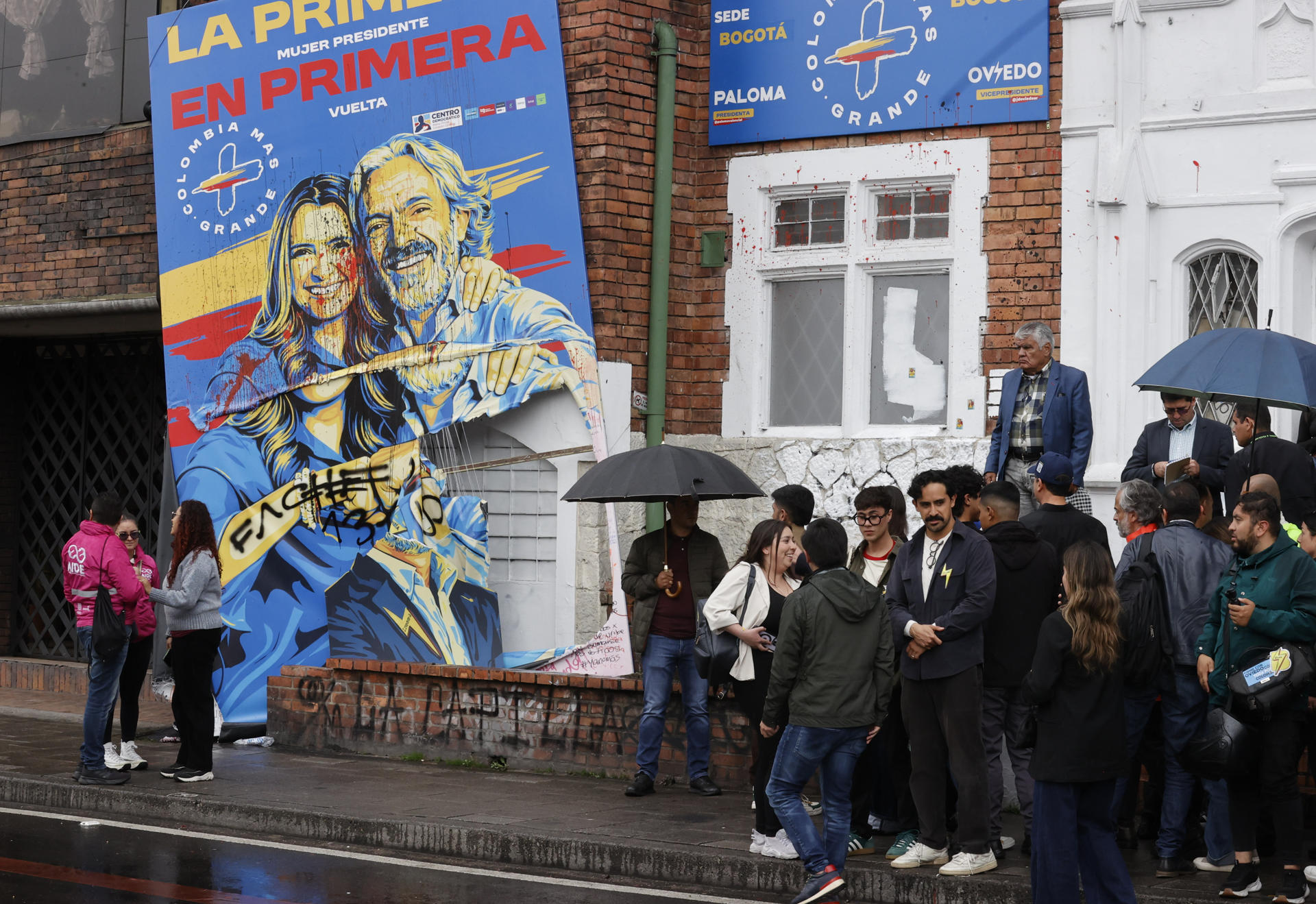 Personas observan la sede de campaña de la candidata presidencial colombiana Paloma Valencia, y el candidato a la vicepresidencia, Juan Daniel Oviedo, por el partido Centro Democrático, vandalizada en Bogotá (Colombia). EFE/ Mauricio Dueñas Castañeda
