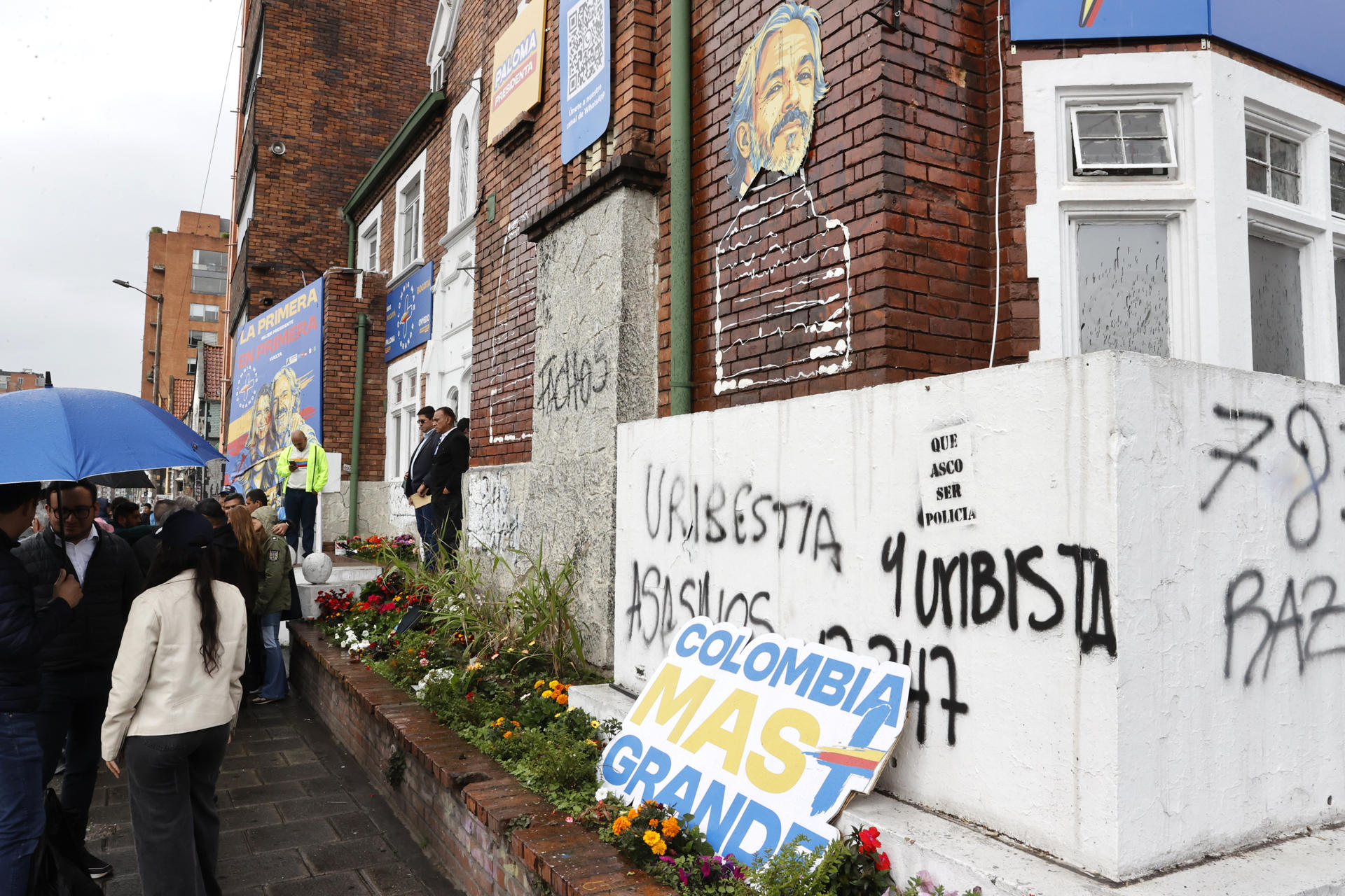 Personas observan la sede de campaña de la candidata presidencial colombiana Paloma Valencia, y el candidato a la vicepresidencia, Juan Daniel Oviedo, por el partido Centro Democrático, vandalizada en Bogotá (Colombia). EFE/ Mauricio Dueñas Castañeda

