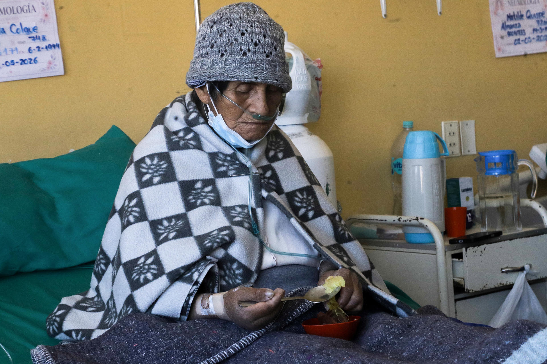 Una persona come mientras utiliza una cánula de oxígeno este jueves, en un hospital en La Paz (Bolivia). EFE/ Gabriel Márquez
