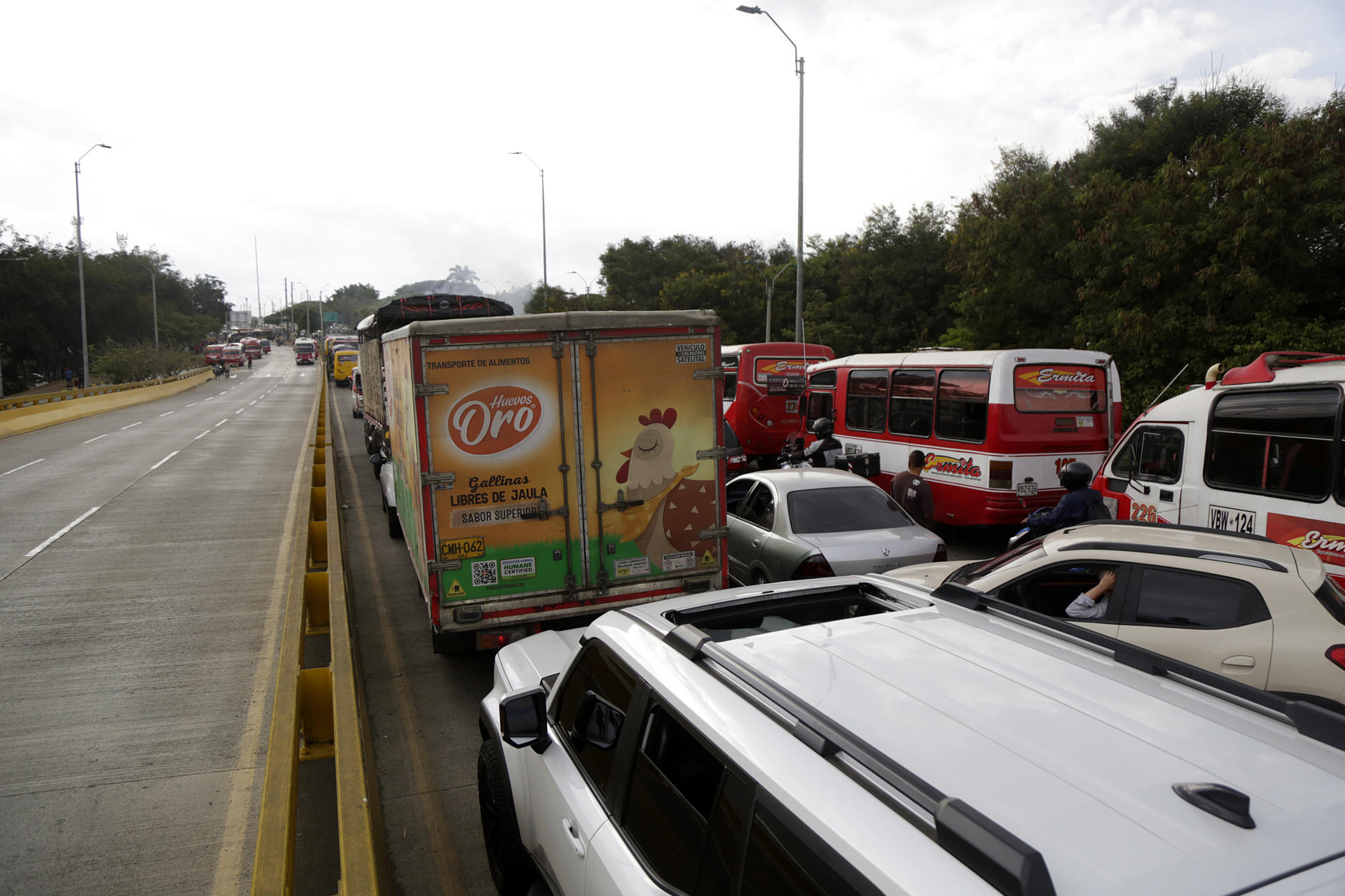 Fotografía que muestra congestión vehicular en Cali (Colombia). EFE/ Ernesto Guzmán
