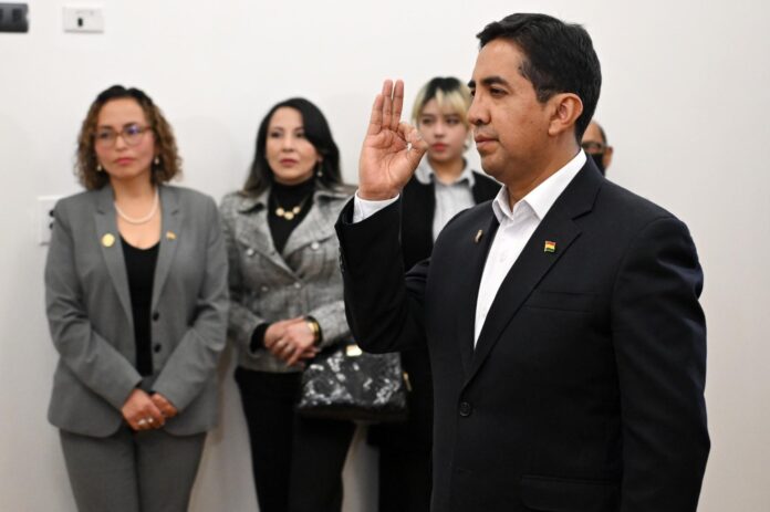 Fotografía cedida por la Presidencia de Bolivia del nuevo ministro de Trabajo de Bolivia, Williams Bascopé, durante su juramentación en la Casa de Gobierno, en La Paz (Bolivia). EFE/ Presidencia de Bolivia
