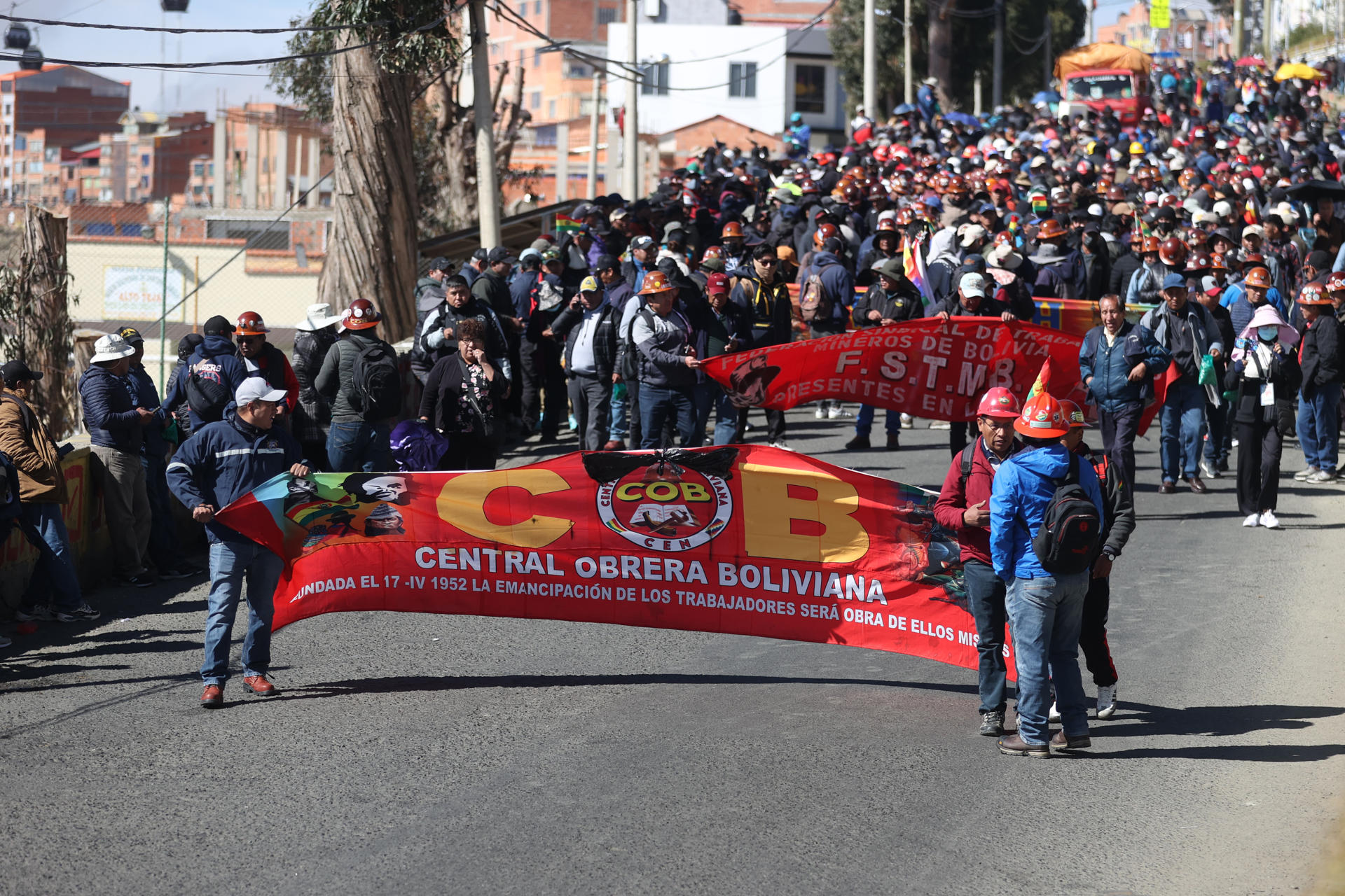 Integrantes de la Central Obrera Boliviana (COB) se manifiestan para exigir la renuncia del presidente de Bolivia, Rodrigo Paz, en La Paz (Bolivia). EFE/ Luis Gandarillas
