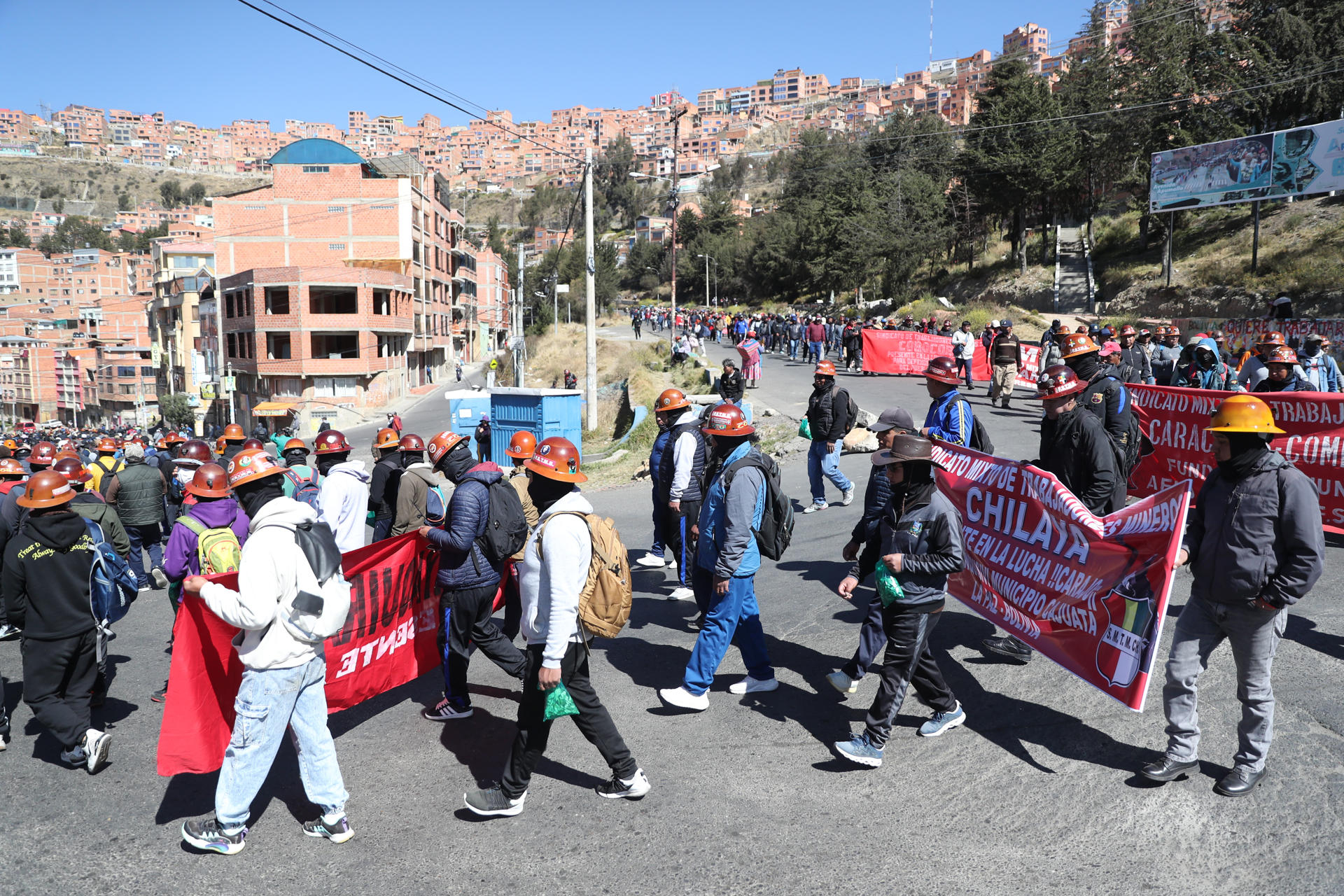 Integrantes de la Central Obrera Boliviana (COB) se manifiestan para exigir la renuncia del presidente de Bolivia, Rodrigo Paz en La Paz (Bolivia). EFE/ Luis Gandarillas