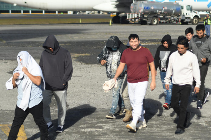 Fotografía de archivo de varias personas deportadas en Ciudad de Guatemala (Guatemala). EFE/ Alex Cruz
