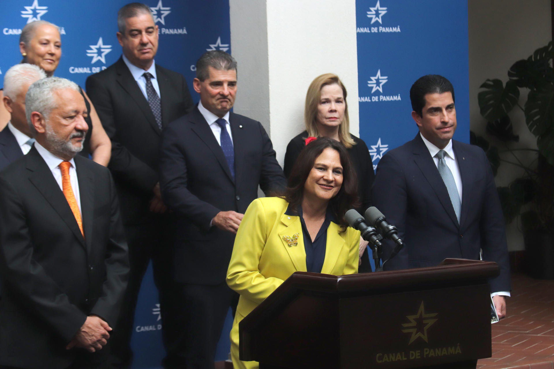 Ilya Espino de Marotta (3-d), fue captada este 21 de mayo, durante una rueda de prensa en la que fue presentada como la nueva administradora del Canal de Panamá, en Ciudad de Panamá (Panamá). EFE/Aris Mariota
