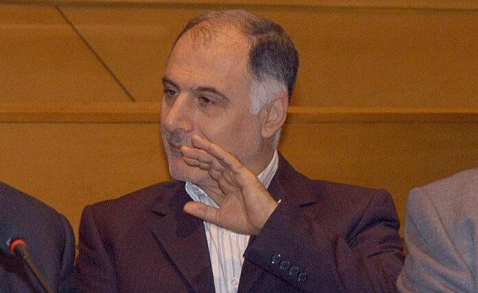 Fotografía de archivo en la que se captó a Mohammad Fneish (c), exministro de diversas carteras en Líbano, quien es uno de los nueve funcionarios libaneses sancionados por EE.UU. por su presunto apoyo al grupo chií Hizbulá, en Beirut (Líbano). EFE/Hassan Ibrahim
