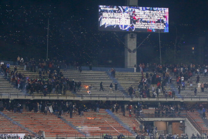 Imagen de archivo de aficionados de Medellín queman sillas durante una protesta en el partido de la fase de grupos de la Copa Libertadores . EFE/ STR
