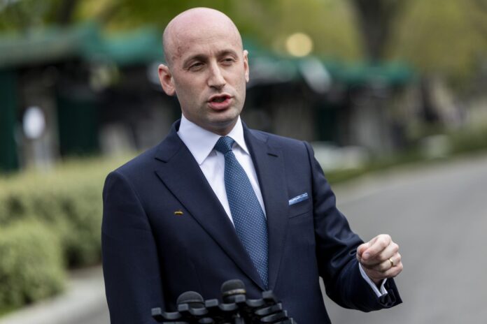 Fotografía de archivo en la que se captó al subsecretario del Gabinete de la Casa Blanca, Stephen Miller, al atender a la prensa, a las afueras del Ala Oeste de la sede del Ejecutivo estadounidense, en Washington DC (EE.UU.). EFE/Shawn Thew
