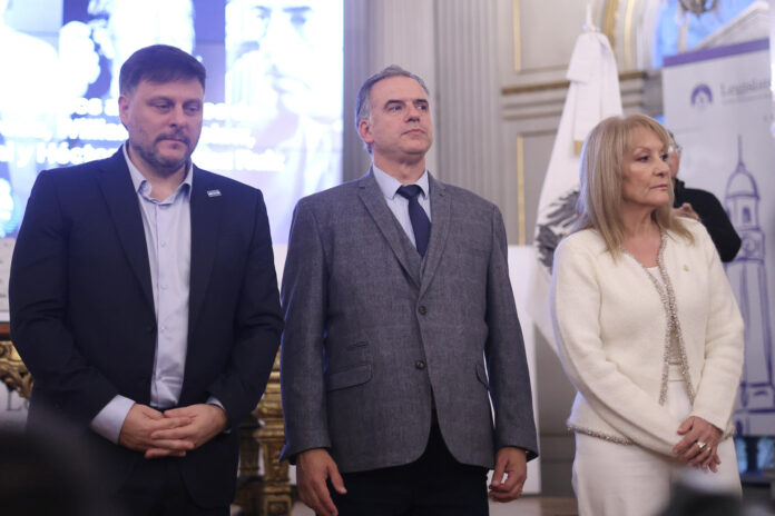 El presidente de Uruguay, Yamandú Orsi (c), junto a la vicepresidenta Carolina Cosse (d), y el legislador argentino Leandro Santoro asisten a un acto en conmemoración del 50 aniversario del asesinato de dos dirigentes y dos militantes uruguayos durante la dictadura argentina (1976-1983) este 21 de mayo de 2026, en la legislatura de la Ciudad de Buenos Aires (Argentina). EFE/ Juan Ignacio Roncoroni
