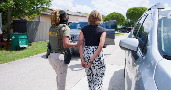 Fotografía difundida en la cuenta en X @HSI_HQ de la Oficina de Investigaciones de Seguridad Nacional (HSI) que muestra el arresto de la ciudadana cubana Adys Lastres Morera este jueves, en Miami (EE.UU.) @HSI_HQ /SOLO USO EDITORIAL/ SOLO DISPONIBLE PARA ILUSTRAR LA NOTICIA QUE ACOMPAÑA (CRÉDITO OBLIGATORIO)
