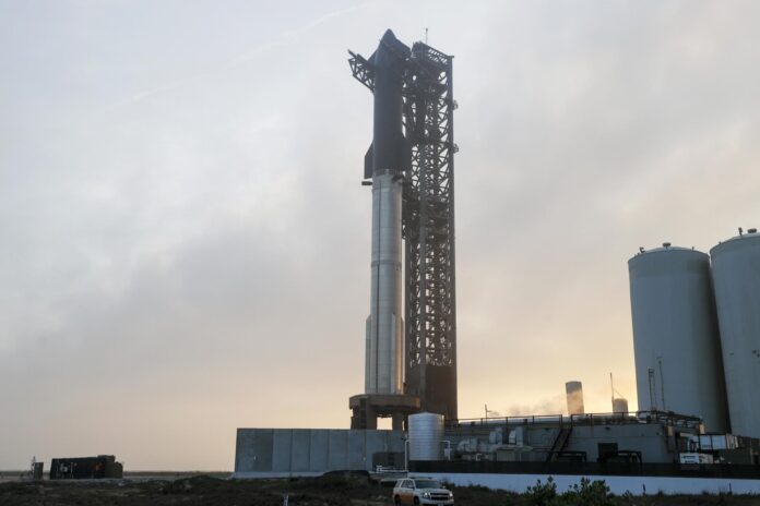 Fotografía de archivo de un cohete Starship de la compañía SpaceX, en una plataforma de despegue, en Boca Chica (Texas, EE.UU.). EFE/Adam Davis
