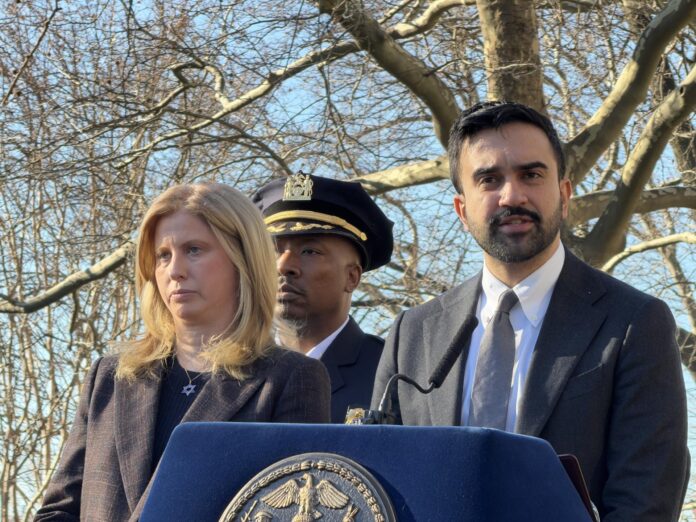 El alcalde de Nueva York, Zohran Mamdani (d), habla junto a la comisionada del Departamento de Policía de (NYPD), Jessica S. Tischwith, durante una rueda de prensa en Nueva York (Estados Unidos). Imagen de archivo. EFE/ Sarah Yáñez-Richards
