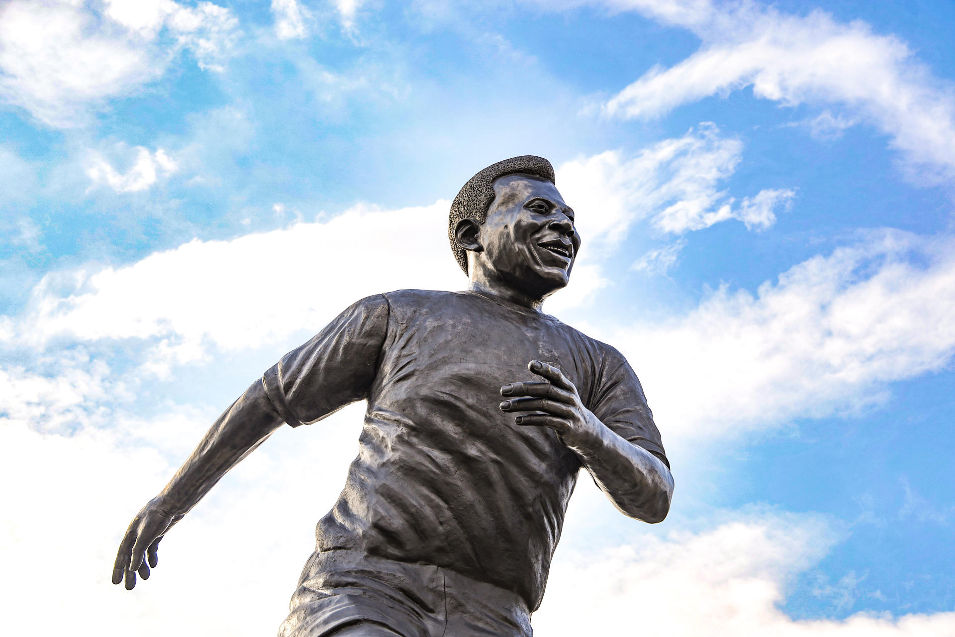 Fotografía que muestra una escultura en bronce del ex futbolista brasileño Edson Arantes do Nascimento 'Pelé' este jueves, en Guadalajara (México). EFE/ Francisco Guasco
