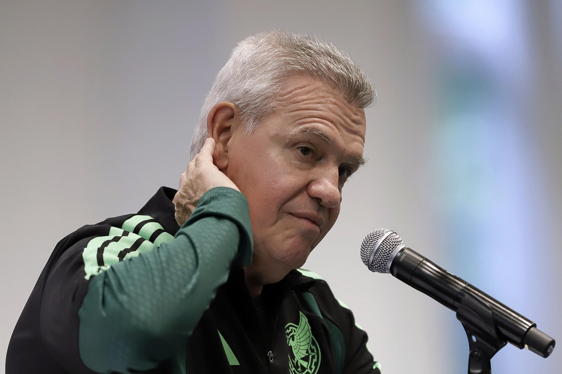 El seleccionador de México, Javier Aguirre, dijo en una rueda de prensa que aprovechará el partido amistoso ante Ghana de este viernes para observar a todos los jugadores con los que cuenta en la concentración previa al Mundial 2026, este jueves en Puebla (México). EFE/ Hilda Ríos
