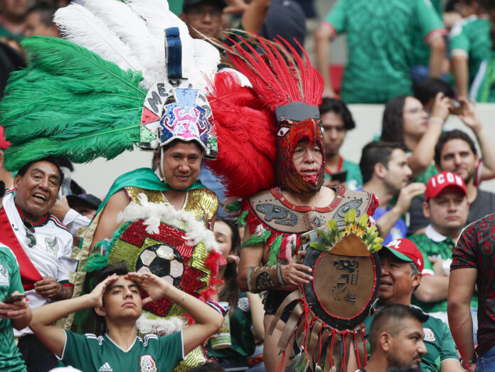 Aficionados de México animan en el partido en el estadio Banorte, en Ciudad de México (México). Imagen de archivo. EFE/ Isaac Esquivel
