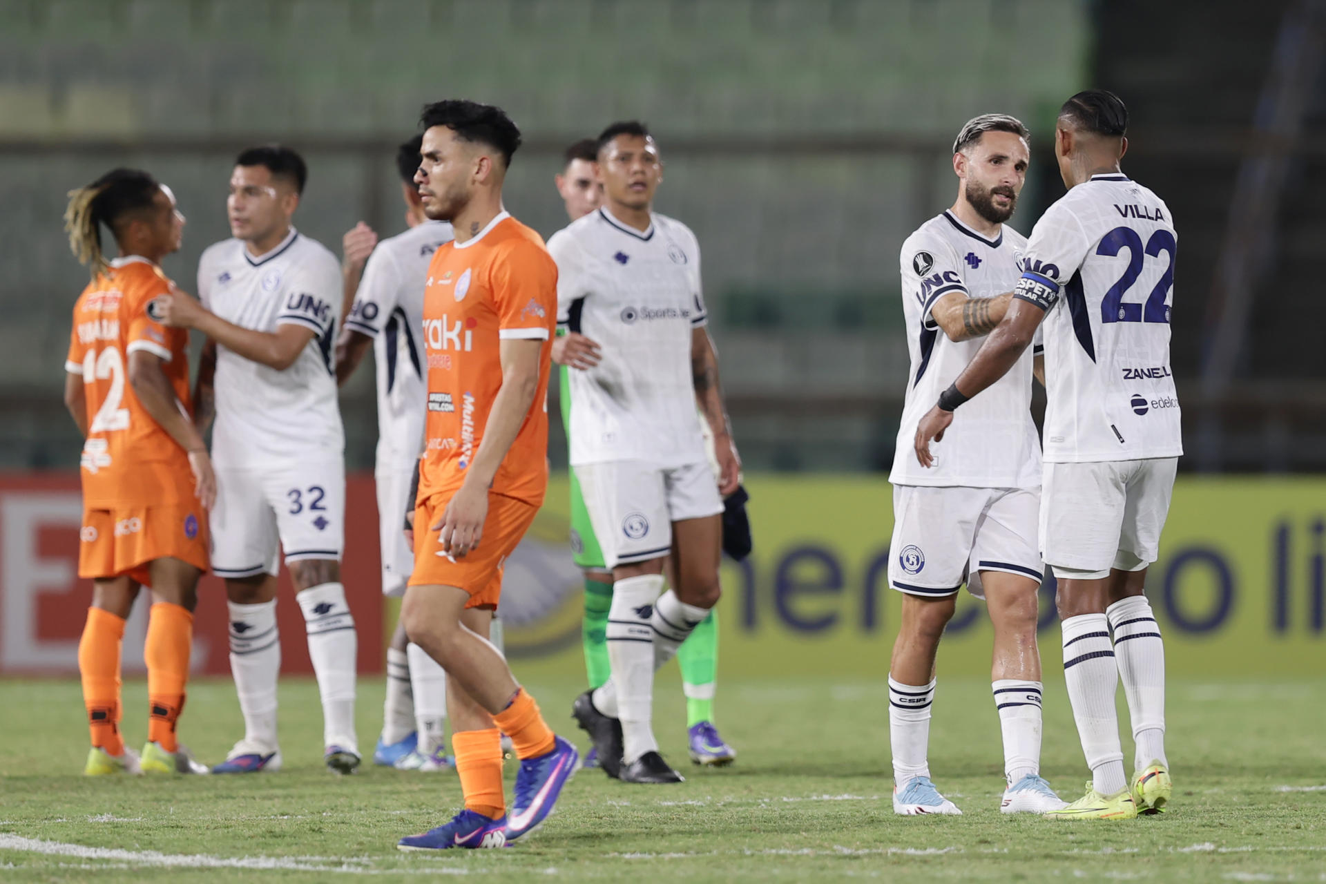 Jugadores de Independiente Rivadavia celebran este jueves la clasificación anticipada a los octavos de final de la Copa Libertadores tras derrotar or 2-4 a La Guaira en el estadio Olímpico de la Universidad Central, en Caracas EFE/ Ronald Peña