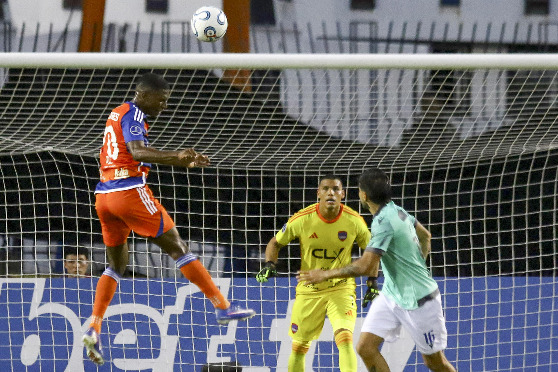 Robinson Flores (i), de Puerto Cabello, cabecea el balón este jueves en un partido de la Copa Sudamericana en el estadio Misael Delgado, en Valencia (Venezuela). EFE/ Juan Carlos Hernández
